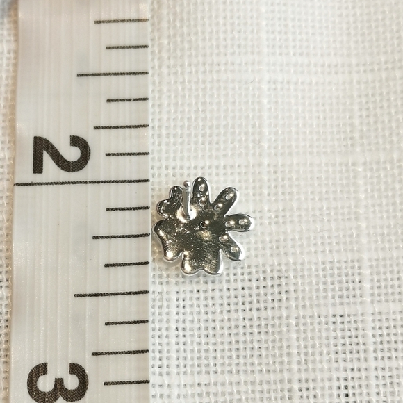 Daisy stud earrings Sterling Silver Cz 🆕 - Picture 6 of 8